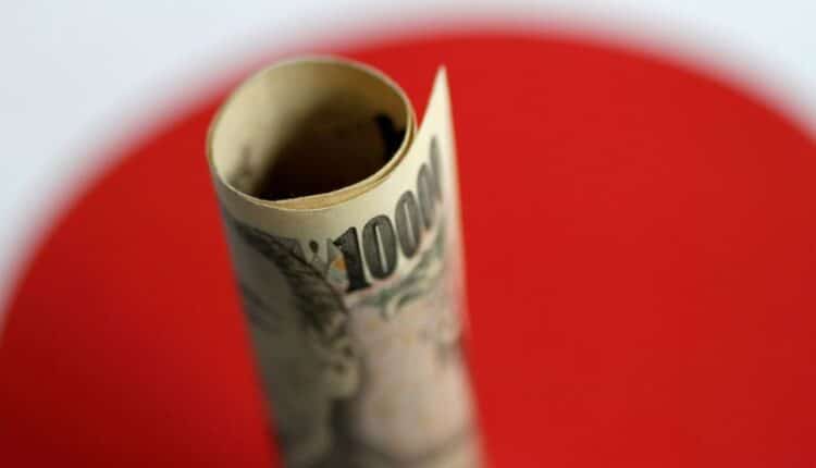 Yen firm as global lockdown worries return, Aussie slips on easing hints