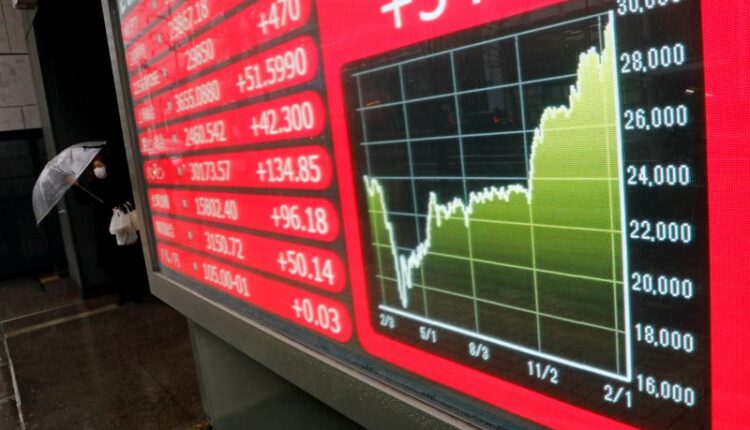 Asia stocks advance as investors weigh impact of hawkish central banks