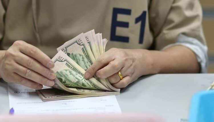 U.S. dollar's struggles continue as markets brace for post-Thanksgiving buzz